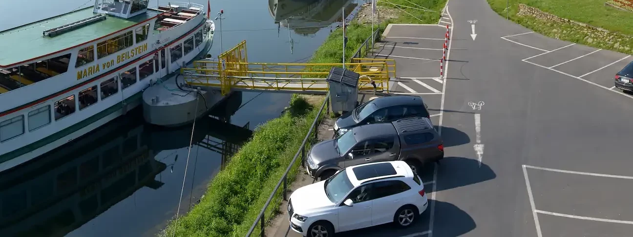 Passagierschiffe angelegt am Moselufer in Cochem mit Reichsburg im Hintergrund &copy; Tourist-Information Ferienland Cochem