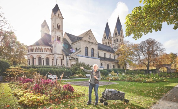 Gästeführerin mit Bollerwagen vor St. Kastor © Picture Colada Gästeführerin mit Bollerwagen vor St. Kastor © Picture Colada