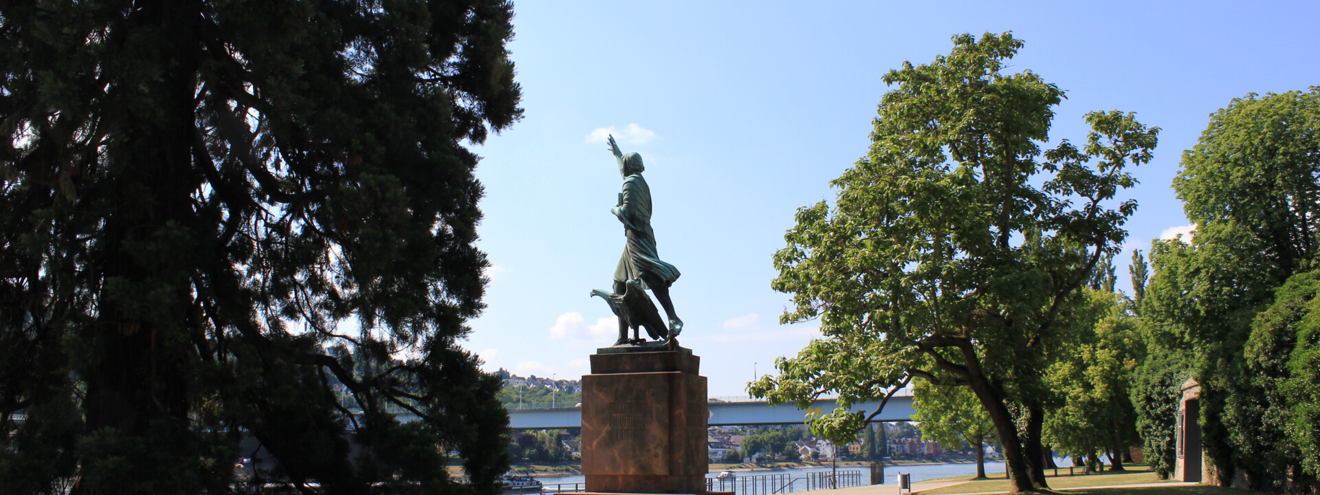 Görresdenkmal in den Rheinanlagen umgeben von Wiese und Bäumen ©Koblenz-Touristik GmbH