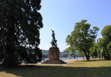 Görresdenkmal in den Rheinanlagen umgeben von Wiese und Bäumen ©Koblenz-Touristik GmbH