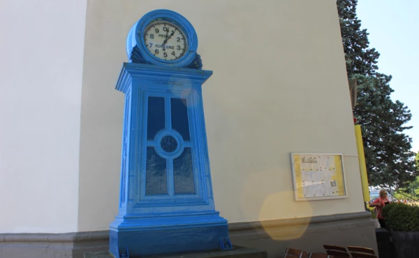 Blaue Pegeluhr neben dem Pegelhause in Koblenz