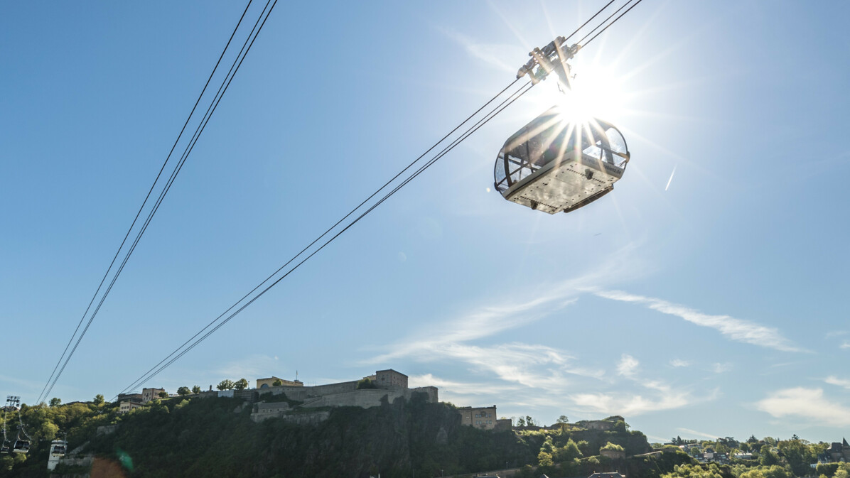 Die Seilbahn Koblenz im Gegenlicht der Sonne mit Rhein im Vordergrund und Festung Ehrenbreitstein im Hintergrund ©Koblenz-Touristik GmbH, Dominik Ketz