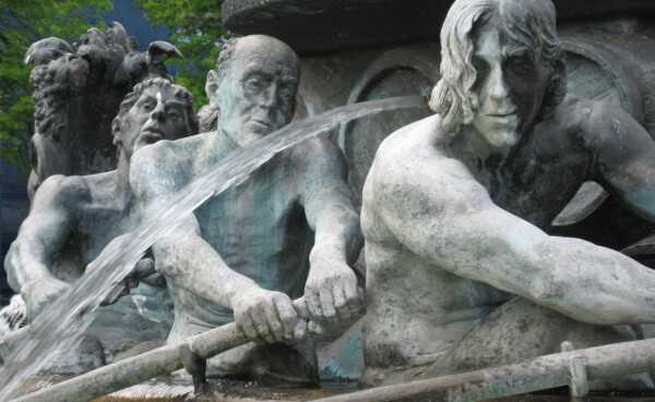 Detaillierte Nahaufnahme der Historiensäule  © 