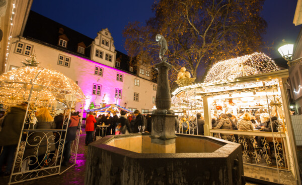 Koblenzer Weihnachtsmarkt auf dem Rathausplatz mit dem Schängelbrunnen im Vordergrund © Koblenz-Touristik GmbH, Henry Tornow