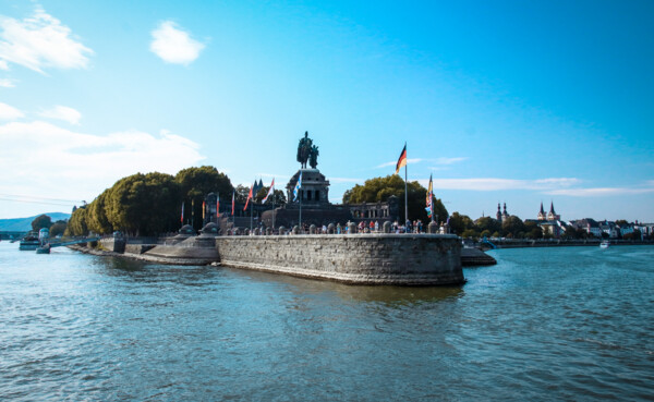 Deutsches Eck mit Kaiser Wilhelm Denkmal von der Wasserperspektive im Sommer © Johannes Bruchhof