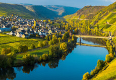 Goldenes Licht fällt auf das Moseltal und mit seinen Weinbergen und Dörfer ©AdobeStock