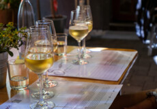 Gläser mit Wein werden bei der Weinprobe verkostet © Weingut Spurzem