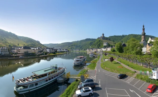 Passagierschiffe angelegt am Moselufer in Cochem mit Reichsburg im Hintergrund &copy; Tourist-Information Ferienland Cochem