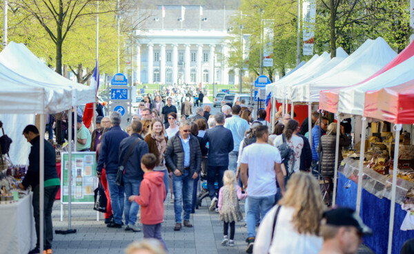 Menschen kaufen bei Straßenhändlern in der Schlosstraße in Koblenz ein ©Koblenz-Stadtmarketing GmbH