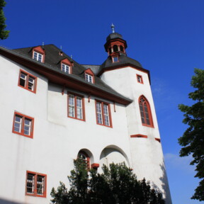 Die Alte Burg in Koblenz mit blauem Himmel © Koblenz-Touristik GmbH