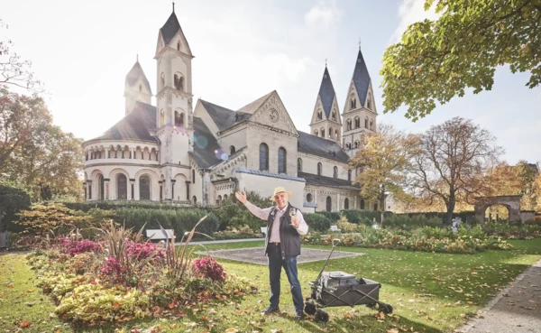 Gästeführer mit Bollerwagen Basilika St. Kastor Blumenhof Koblenz © Koblenz-Touristik GmbH, Picture Colada Gästeführer mit Bollerwagen vor der Basilika St. Kastor im Blumenhof © Koblenz-Touristik GmbH, Picture Colada