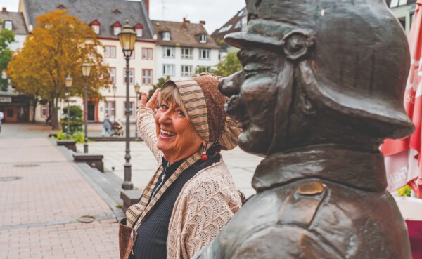 Stadtführung: Heilije, Hexe, Huckeweiwer © Klaus Breitkreutz Verkleidete Stadtführerin lächelt in die Kamera, bei Ihrer Heilije, Hexe, Huckeweiwer Führung © Klaus Breitkreutz