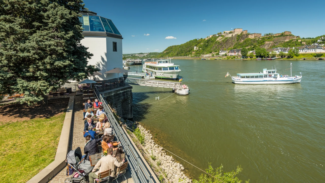 Schiff vor der Festung Ehrenbreitstein