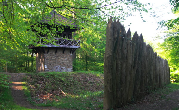 Limesturm im Wald umgeben von einem Holzzaun © Verein Deutsche Limesstraße Schneidt