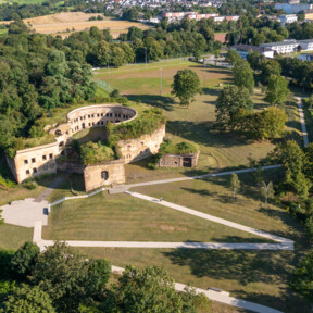 Luftaufnahme des Fort Asterstein umgeben von Grünflächen © Dominik Ketz | Rheinland-Pfalz Tourismus GmbH