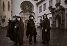 Kostümierte Stadtführer*innen stehen auf dem Jesuitenplatz in Koblenz bei Nacht © Koblenz-Touristik GmbH, Picture Colada