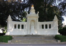 Kaiserin Augusta Denkmal in den Rheinanlagen umgeben von Bäumen © Koblenz-Touristik GmbH
