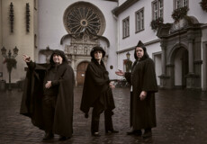 Kostümierte Stadtführer*innen stehen auf dem Jesuitenplatz in Koblenz bei Nacht © Koblenz-Touristik GmbH, Picture Colada