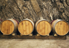 4 Weinfässer stehen vor einer Steinwand ©Weingut Schwaab, Wolfgang Linnartz
