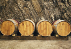 4 wine barrels stand in front of a stone wall © Weingut Schwaab, Wolfgang Linnartz 4 wine barrels stand in front of a stone wall © Weingut Schwaab, Wolfgang Linnartz