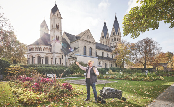 Gästeführer mit Bollerwagen vor der Basilika St. Kastor im Blumenhof  © Koblenz-Touristik GmbH, Picture Colada 