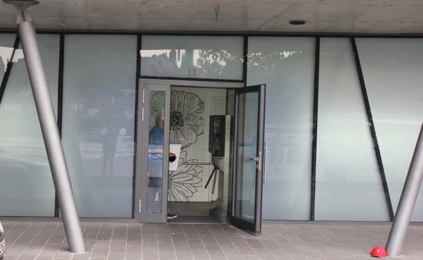 Eingang Toilettengebäude am Rheinufer