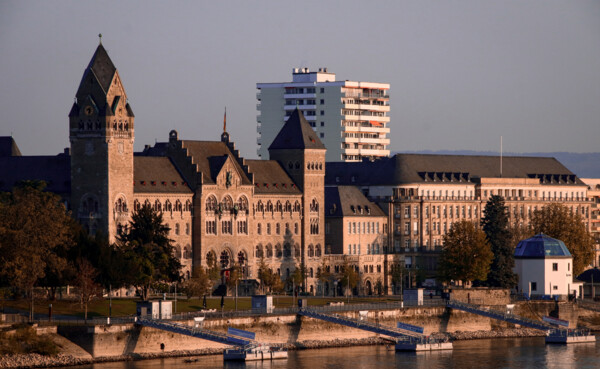 Preußisches Regierungsgebäude Sonnenaufgang © Koblenz-Touristik GmbH / Johannes Bruchhof 