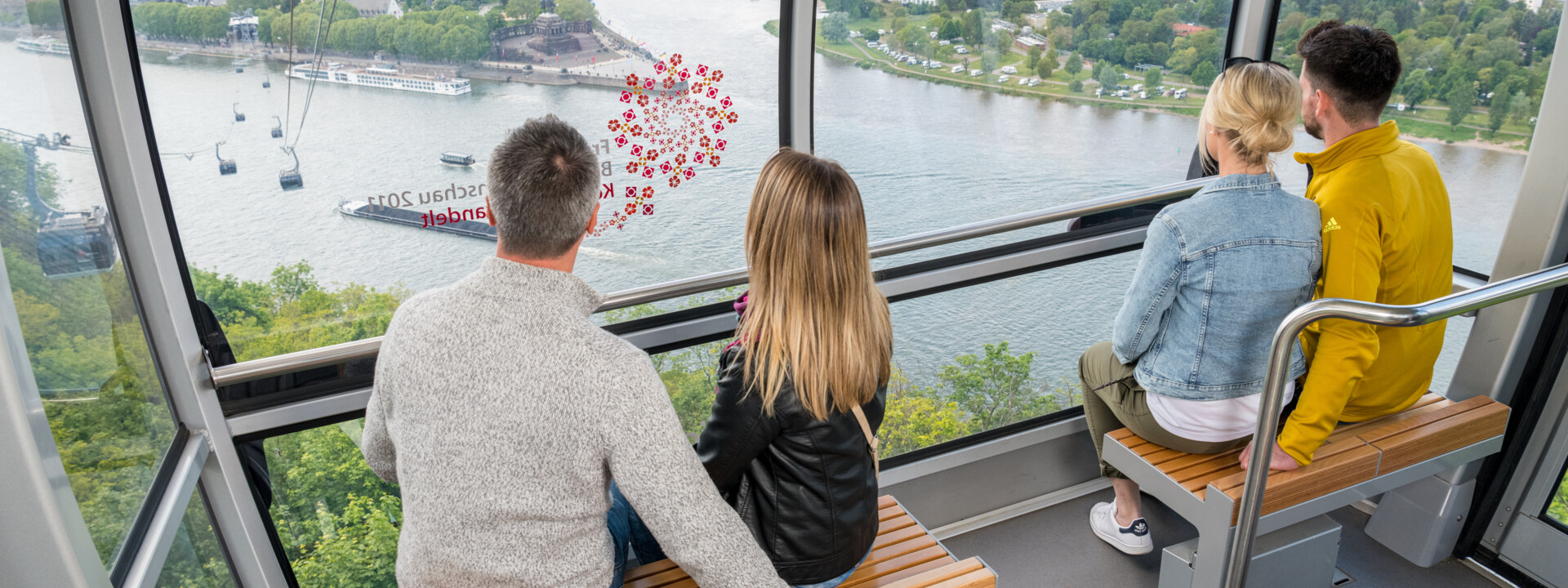4 Personen in einer Kabine der Seilbahn Koblenz mit Blick auf dem Rhein, der Mosel und dem Deutschen Eck im Hintergrund ©Koblenz-Touristik GmbH, Dominik Ketz 4 Personen in einer Kabine der Seilbahn Koblenz mit Blick auf dem Rhein, der Mosel und dem Deutschen Eck im Hintergrund ©Koblenz-Touristik GmbH, Dominik Ketz