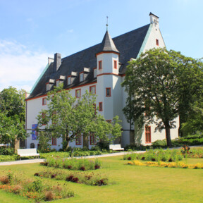 Deutschherrenhaus mit Blumenhof im Vordergrund © Koblenz-Touristik GmbH
