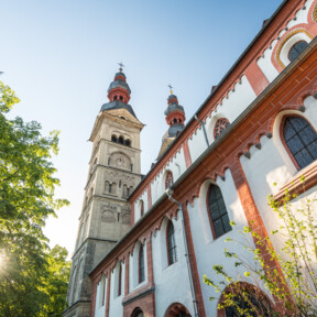 Blick auf die Liebfrauenkirche von Unten mit Sonnenstrahlen hinter einem nebenstehenden Baum ©Koblenz-Touristik GmbH, Dominik Ketz