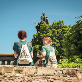 Zwei Mädels sitzen auf einer Mauer und genießen Wein © Koblenz-Touristik, Johannes Bruchhof