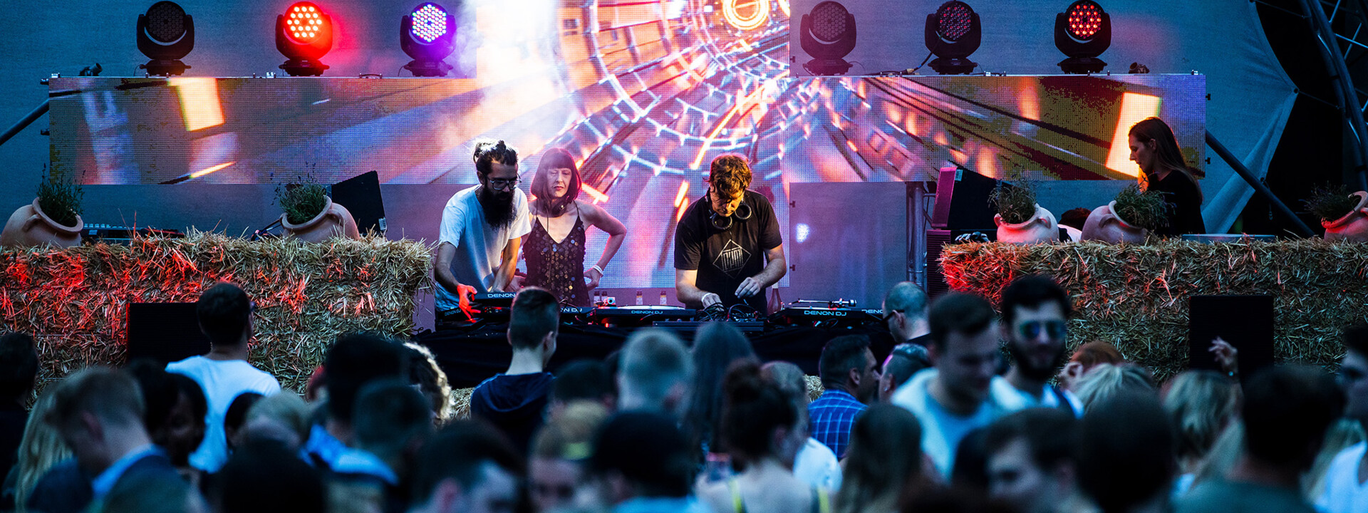 DJs legen vor Zuschauern bei Electronic Wine auf ©Koblenz-Touristik GmbH / Kai Myller