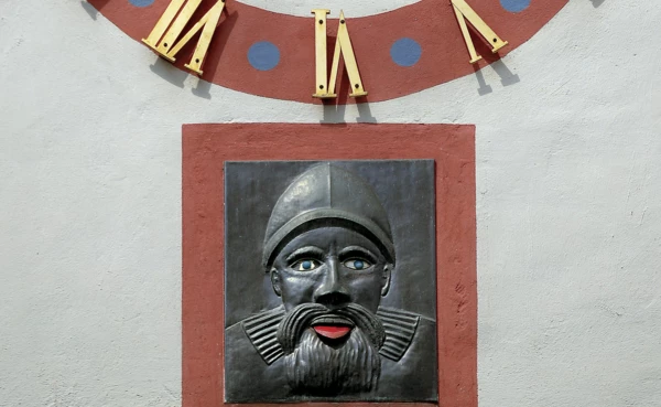 Der Koblenzer Augenroller unter einer Uhr an der Wand