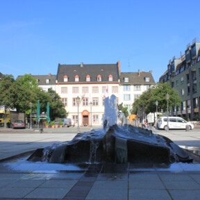 Brunnen auf dem Münzplatz mit Haus Metternich und Geschäfte im Hintergrund ©Koblenz-Touristik GmbH