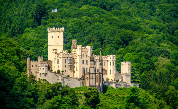 Schloss Stolzenfels umgeben vom grünen Wald ©(C) HaveSeen