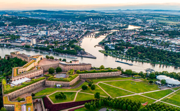 Luftaufnahme über der Festung Ehrenbreitstein mit der Stadt Koblenz und dem Zusammenfluss von Rhein und Mosel im Hintergrund. ©