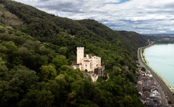 Blick auf Schloss Stolzenfels und Rhein von oben © Ryne und Denise Cook