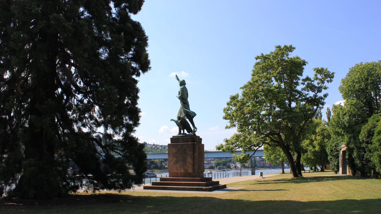 Görresdenkmal an den Rheinanlagen umgeben von Wiese und Bäumen