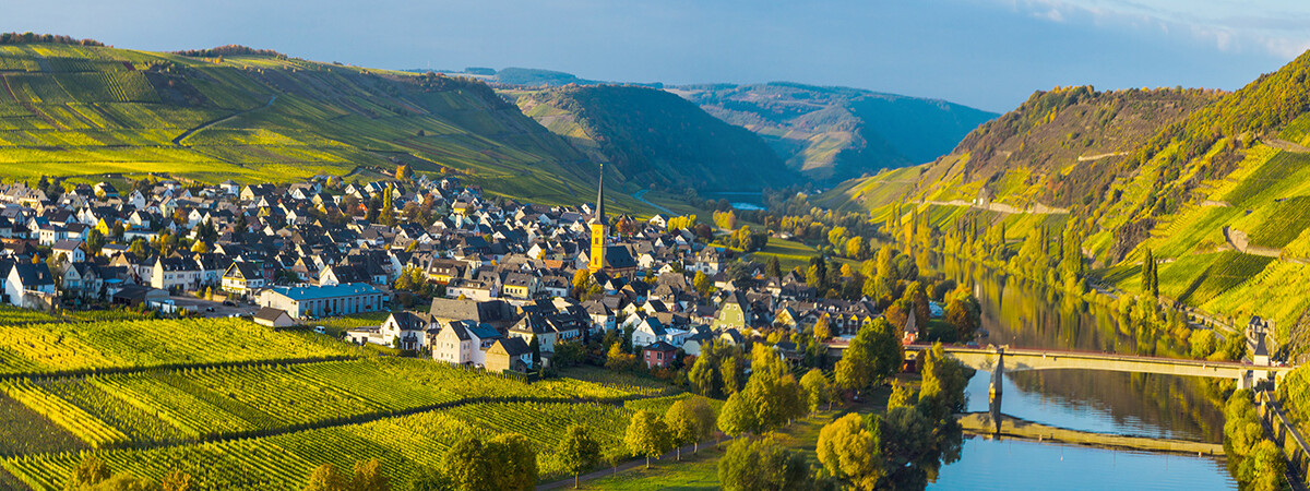 Goldenes Licht fällt auf das Moseltal und mit seinen Weinbergen und Dörfer ©AdobeStock