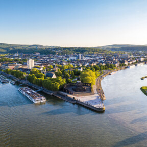 Luftaufnahme vom Deutschen Eck in Koblenz mit der Seilbahn, dem Rhein, der Mosel und Schiffen im Vordergrund ©Koblenz-Touristik GmbH, Dominik Ketz