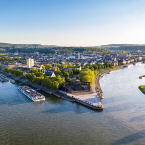 Aerial view of Deutsches Eck in Koblenz with Cable Car, Rhine, Moselle and boats in the foreground © Koblenz-Touristik GmbH, Dominik Ketz