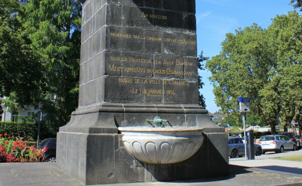 Brunnen mit Beschriftung auf dem Vorplatz von Basilika St. Kastor © Koblenz-Touristik GmbH