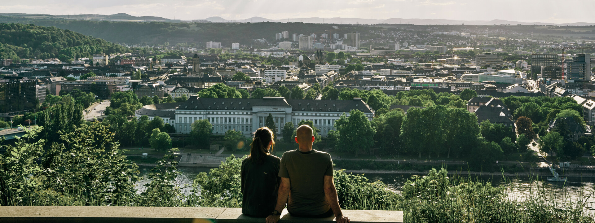 Pärchen von Hinten blickt auf die Stadt Koblenz ©Koblenz-Touristik GmbH, Philip Bruederle