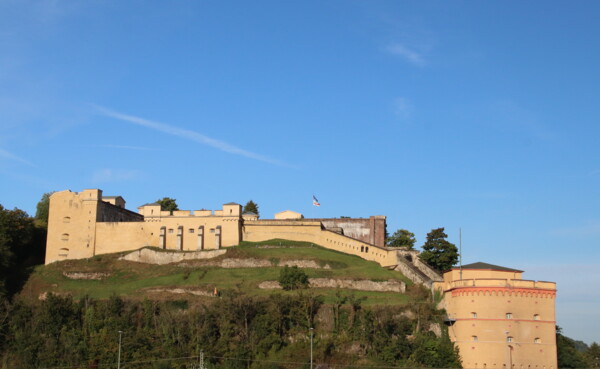 Fort Konstantin bei blauem Himmel ©Koblenz-Touristik GmbH