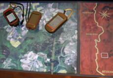 GPS-Geräte liegen auf einem Luftbild ©Koblenz-Touristik GmbH