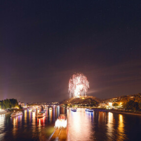 Feuerwerke von Rhein in Flammen mit beleuchteten Schiffen auf dem Rhein und Zuschauer am Rheinufer ©DZT