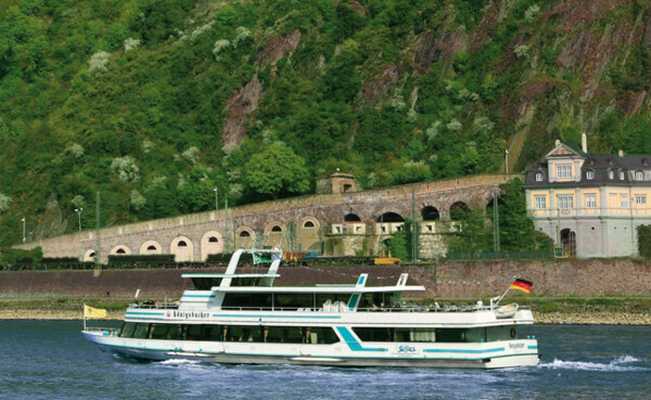 Schip Gilles vaart voor vesting Ehrenbreitstein aan de Rijn in Koblenz © GDKE, Pfeuffer