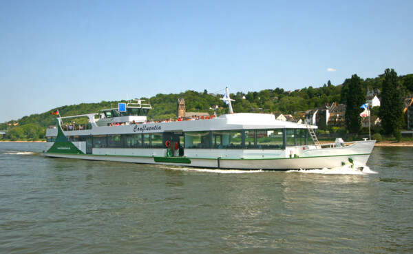 Schiff Confluentia fährt auf dem Rhein in Koblenz ©Koblenz-Touristik GmbH Schiff Confluentia fährt auf dem Rhein in Koblenz ©Koblenz-Touristik GmbH
