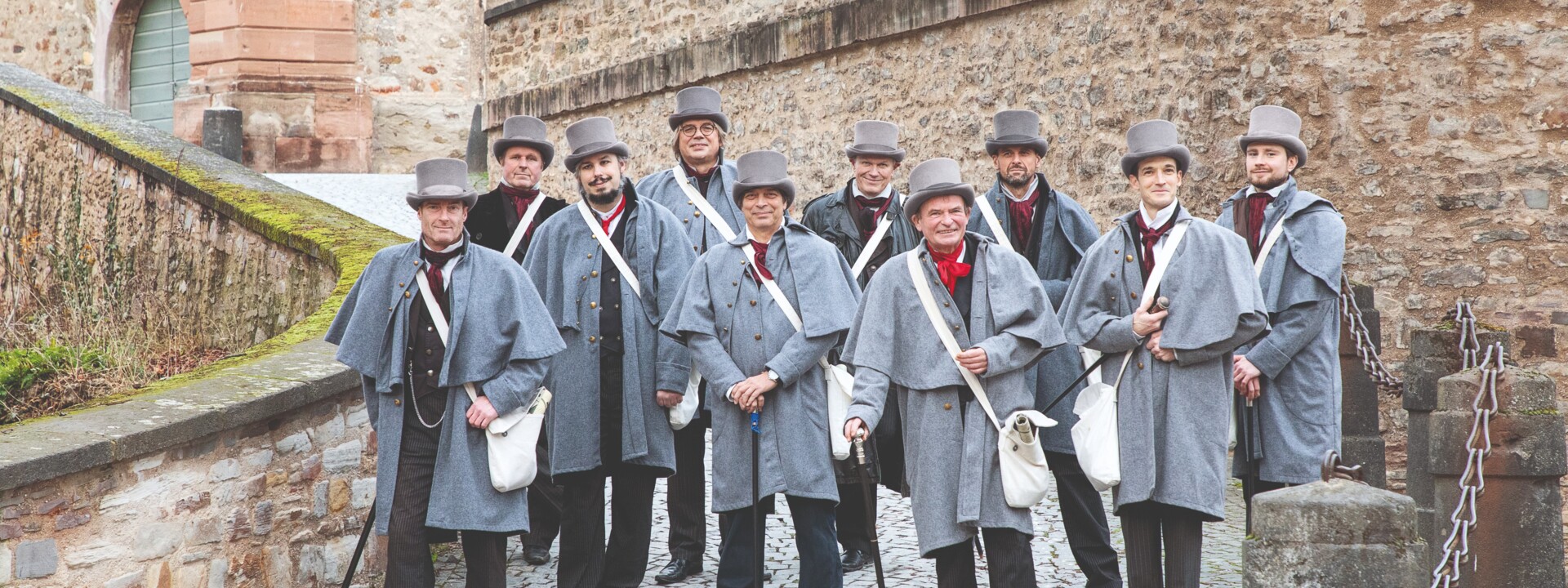Verkleidete M&auml;nner stehen auf der Festung Ehrenbreitstein &copy; GDKE, E. Kulbe