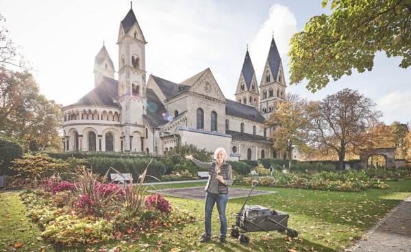 Gästeführerin mit Bollerwagen vor der Basilika St. Kastor im Blumenhof  ©Koblenz-Touristik GmbH, Picture Colada